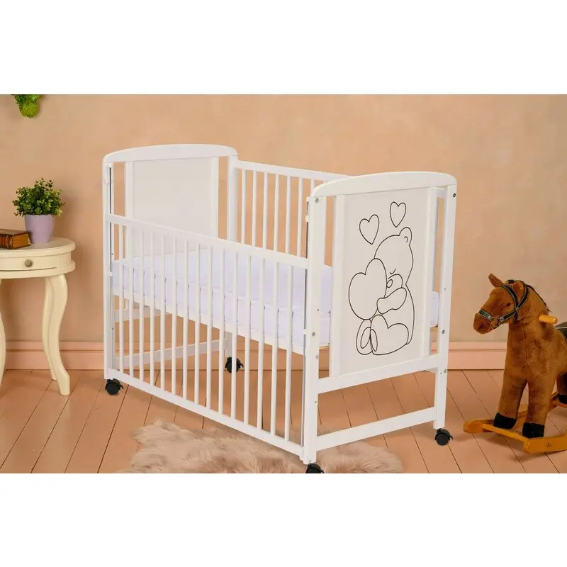 Patut din lemn, 120x60 cm, Cu laterala culisanta, Din lemn de pin si mdf, Stabil si rezistent, Inaltime saltea reglabila pe 3 nivele, Laterala cu 3 bete detasabile, EN716-1, EN716-2, Alb, Qmini, Timmi Heart + Saltea 10 cm
