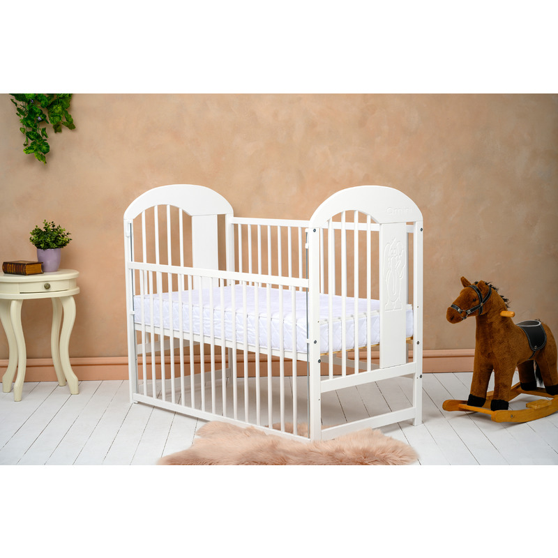 Patut din lemn bebe, 120x60 cm, Cu laterala culisanta, Din lemn de pin, Stabil si rezistent, Inaltime saltea reglabila pe 3 nivele, Laterala cu 3 bete detasabile, EN716-1, EN716-2, Alb, Qmini, Julia II, Elefantel + Saltea 10 cm