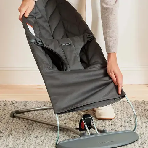 Balansoar BabyBjorn Bliss Anthracite cu aspect delicat de petala, tesatura matlasata (Gri)