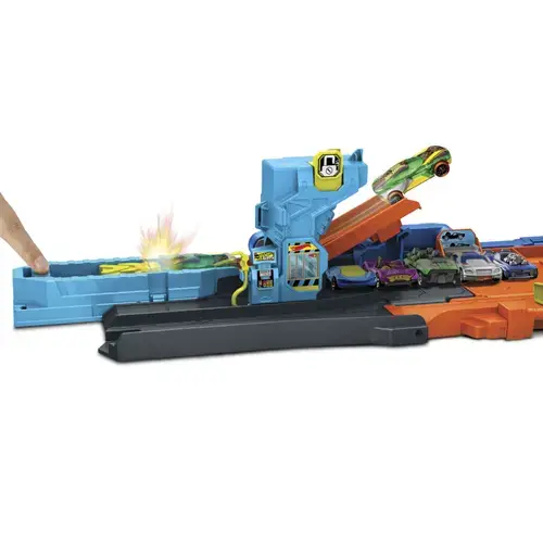 Set de joaca Hot Wheels City - Transformarea garajului de cascadorii