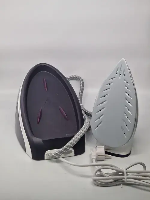 Statie de calcat Philips cu abur, cu talpa ceramica, presiune pompa max. 5.2 bari, debit de abur continuu de 110 g/min, jet de abur 300 g, oprire automata de siguranta (Violet)