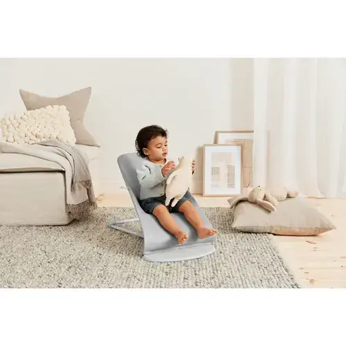 Balansoar BabyBjorn Bliss Light Grey cu aspect delicat de petala, tesatura matlasata (Gri)